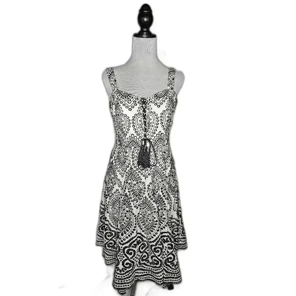 Chic Black and White Patterned Summer Dress - Picture 1 of 4